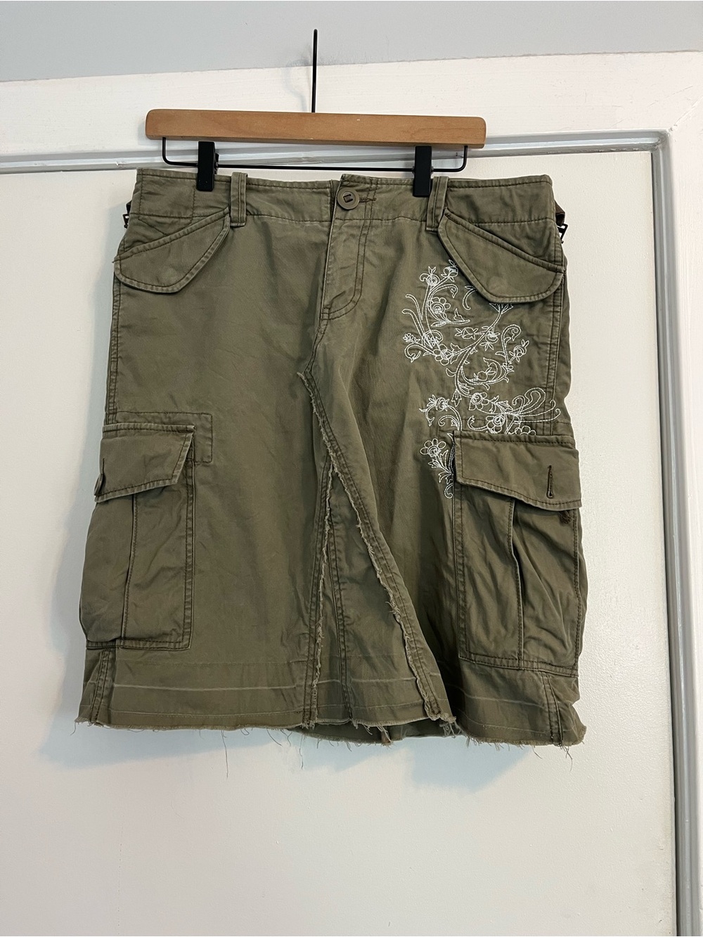 GAP Olive Khaki Green Utility Cargo Skirt White floral embroidery Y2K vintage 10